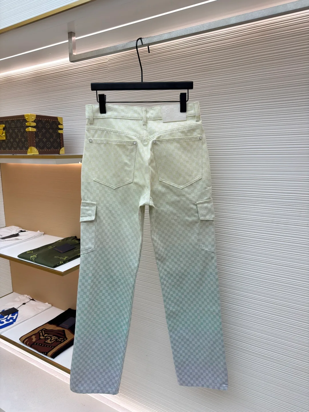 LOUIS VUITTON gradient jacquard denim overalls ●Authentic product: purchased and developed by 16900 ●Item number: 1680989-B85 ●Fabric: denim fabric ●Technology: jacquard texture ●Version: fitted version ●Size: 28-30-32-34-36 ●Weight: about 760 grams ●Description: The whole body is decorated with Der jacquard texture showing an elegant gradient, the chest is decorated with button flap pockets, and pearlescent metal denim buttons